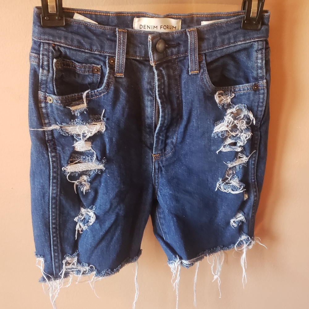 ARITZIA Denim Forum The Anjelica Slim distressed Jean shorts Bermuda length 25